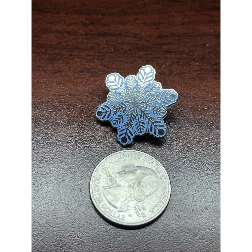 Hallmark‎ Snowflake Winter Holidays Snow Pretty Lapel Hat Pin